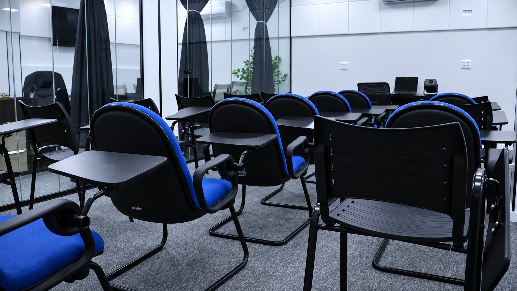 Sala para 20 pessoas, Espaço acolhedor e funcional para treinamentos e reuniões.