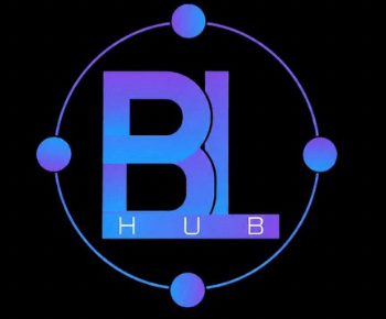Foto ampla da recepção/ambiente do HubBL com a identidade da marca (luz neon HUB BL na parede).